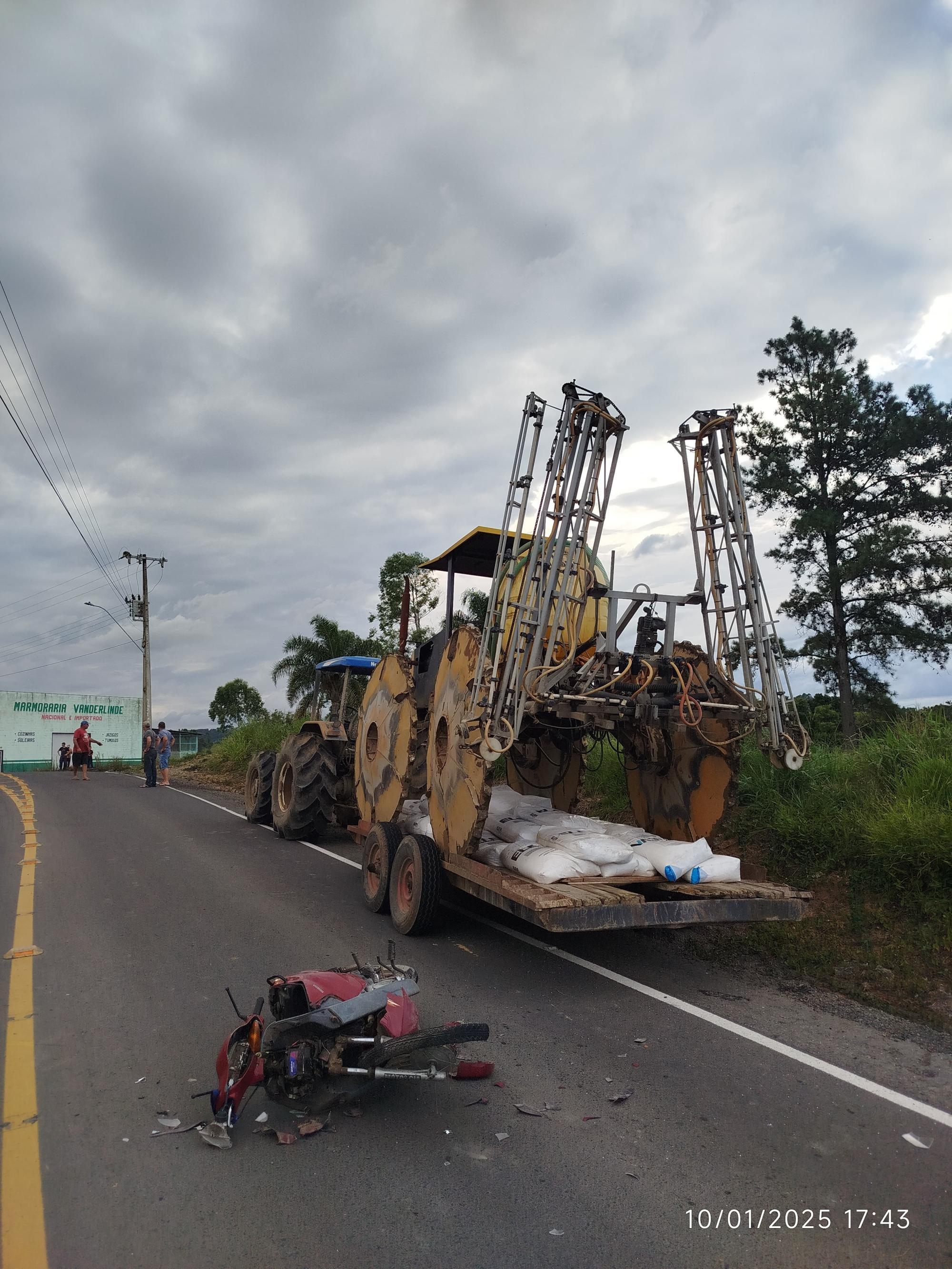 Motociclista fica gravemente ferido em colisão com trator 