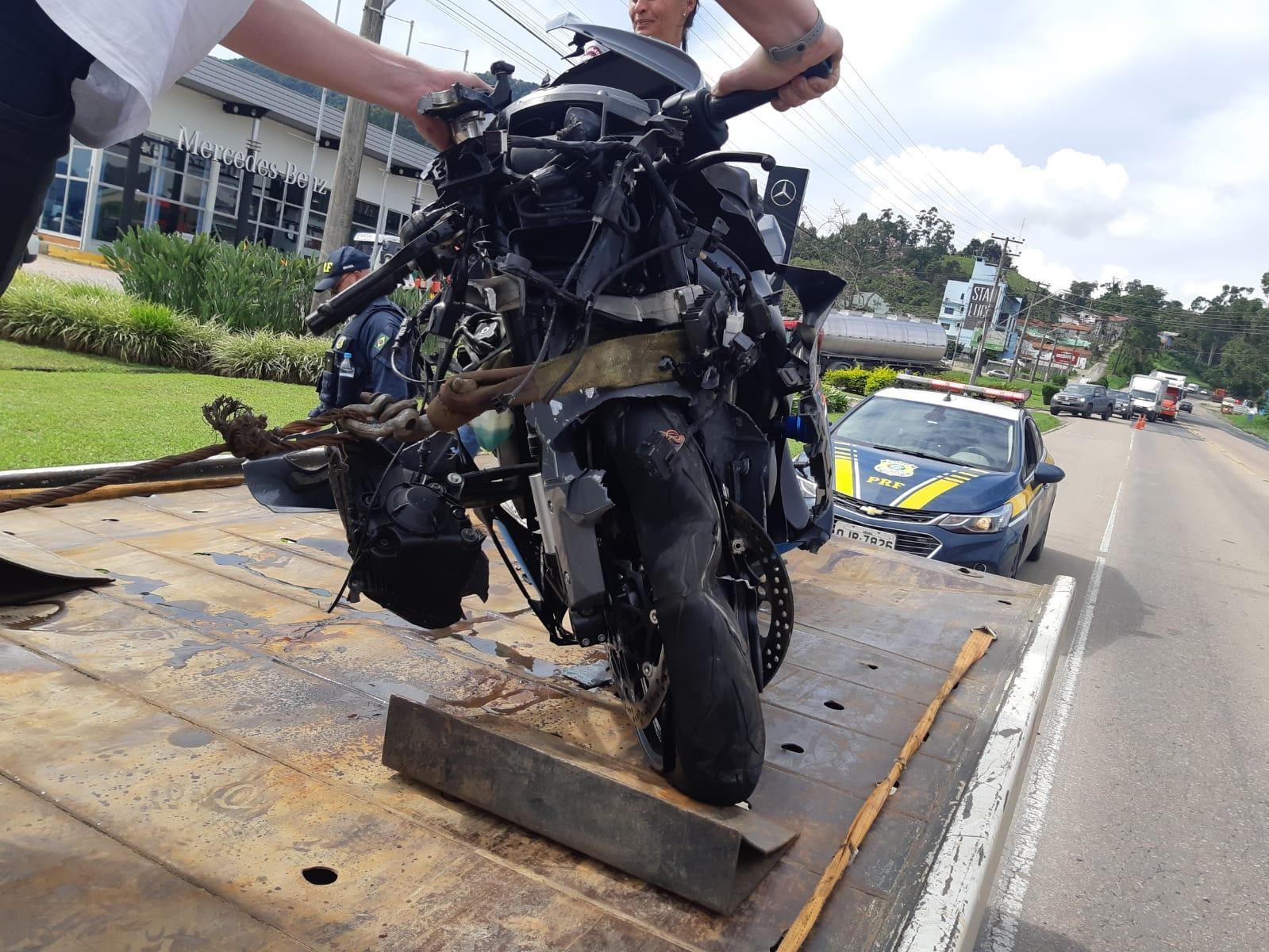Motociclista morre após colidir em caminhão no Alto Vale