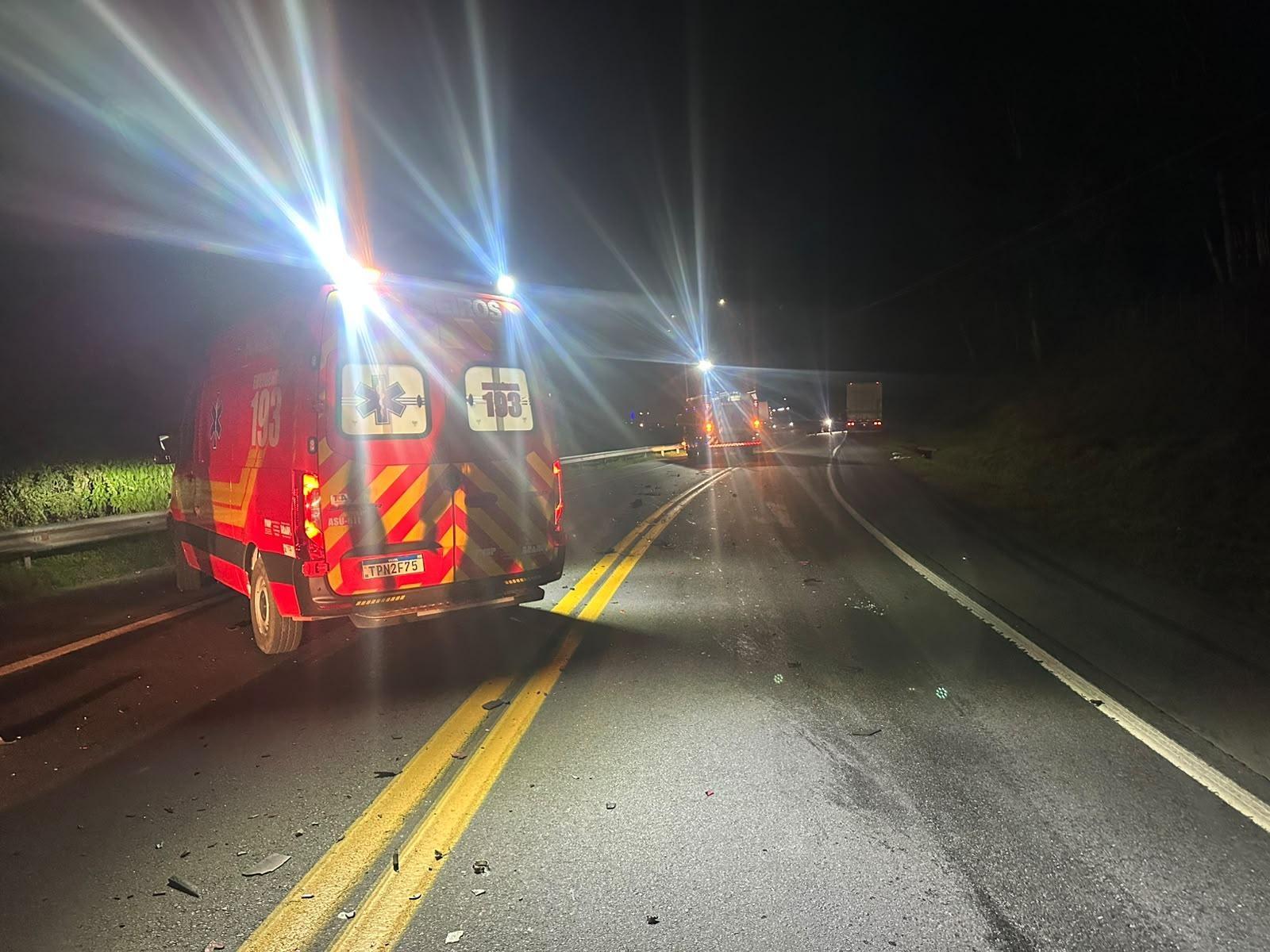 Motociclista morre em colisão com caminhão na BR-470