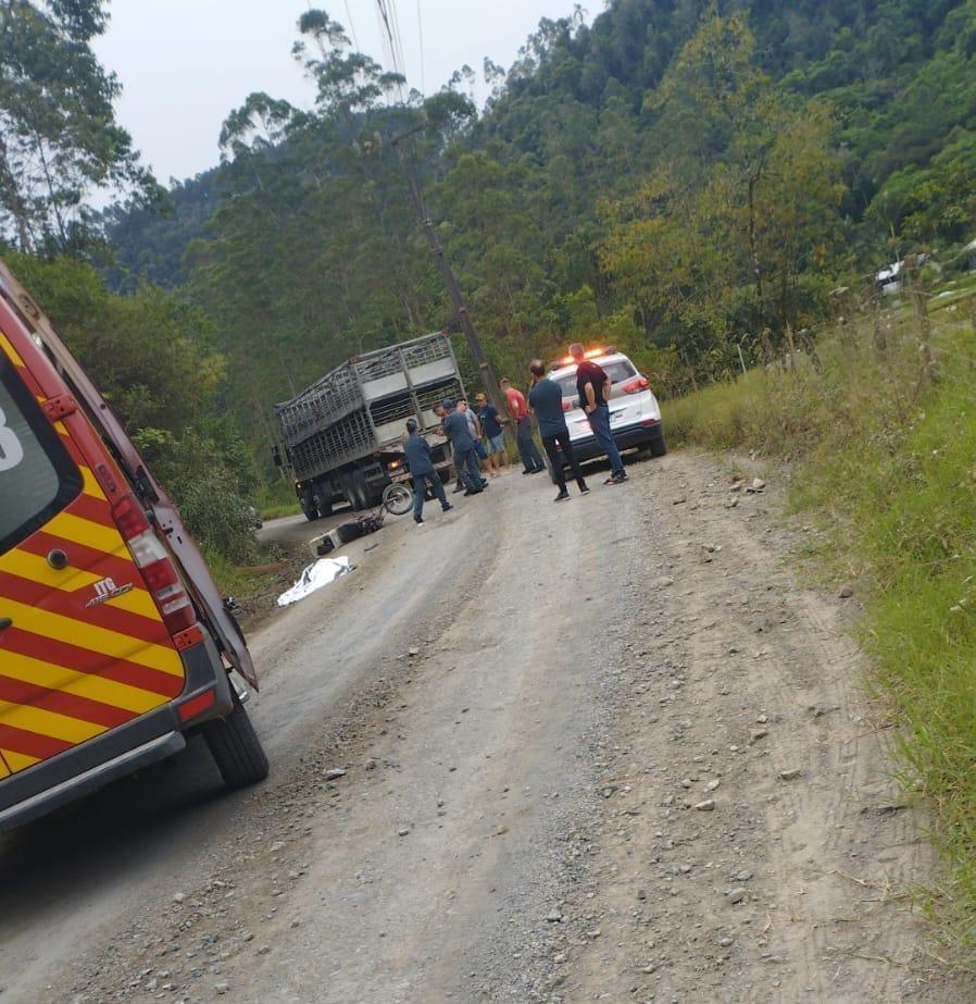 Motociclista perde a vida ao colidir com caminhão em Ituporanga