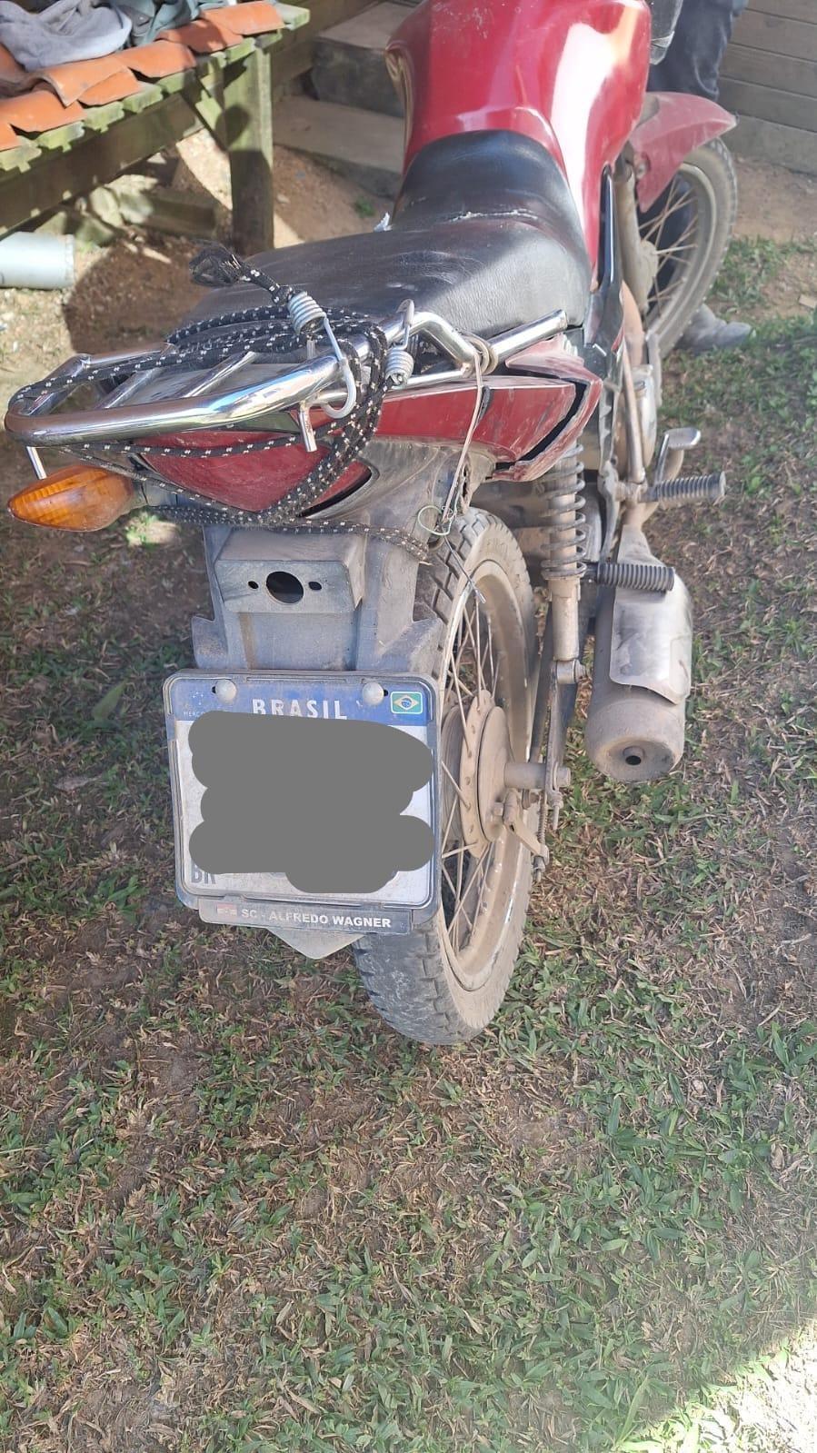 Motociclista sem CNH foge após acidente envolvendo quatro veículos em Alfredo Wagner