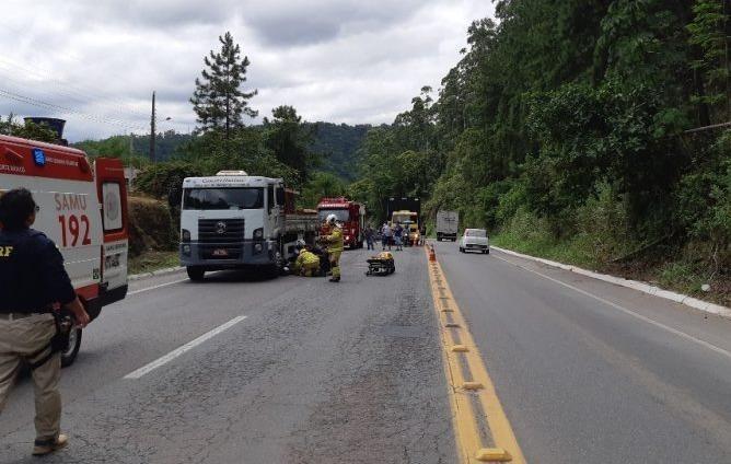 Motociclista sofre mal súbito, bate em caminhão e é atropelado por outro na BR-470