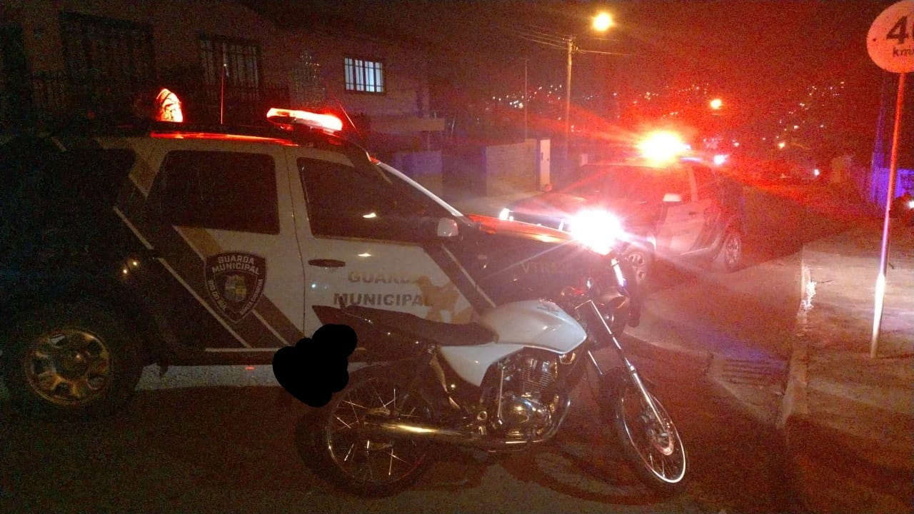 Motociclista tenta se evadir de abordagem e acaba colidindo contra muro