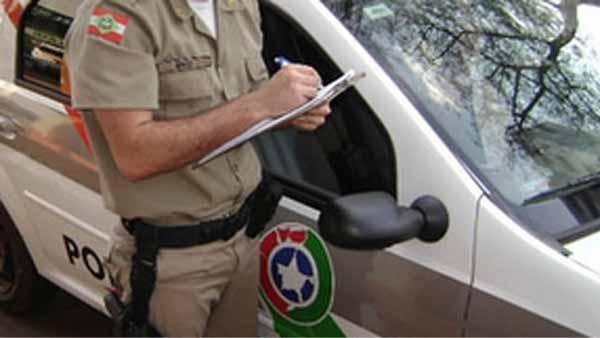 Motorista bate em caminhão estacionado, em Ituporanga