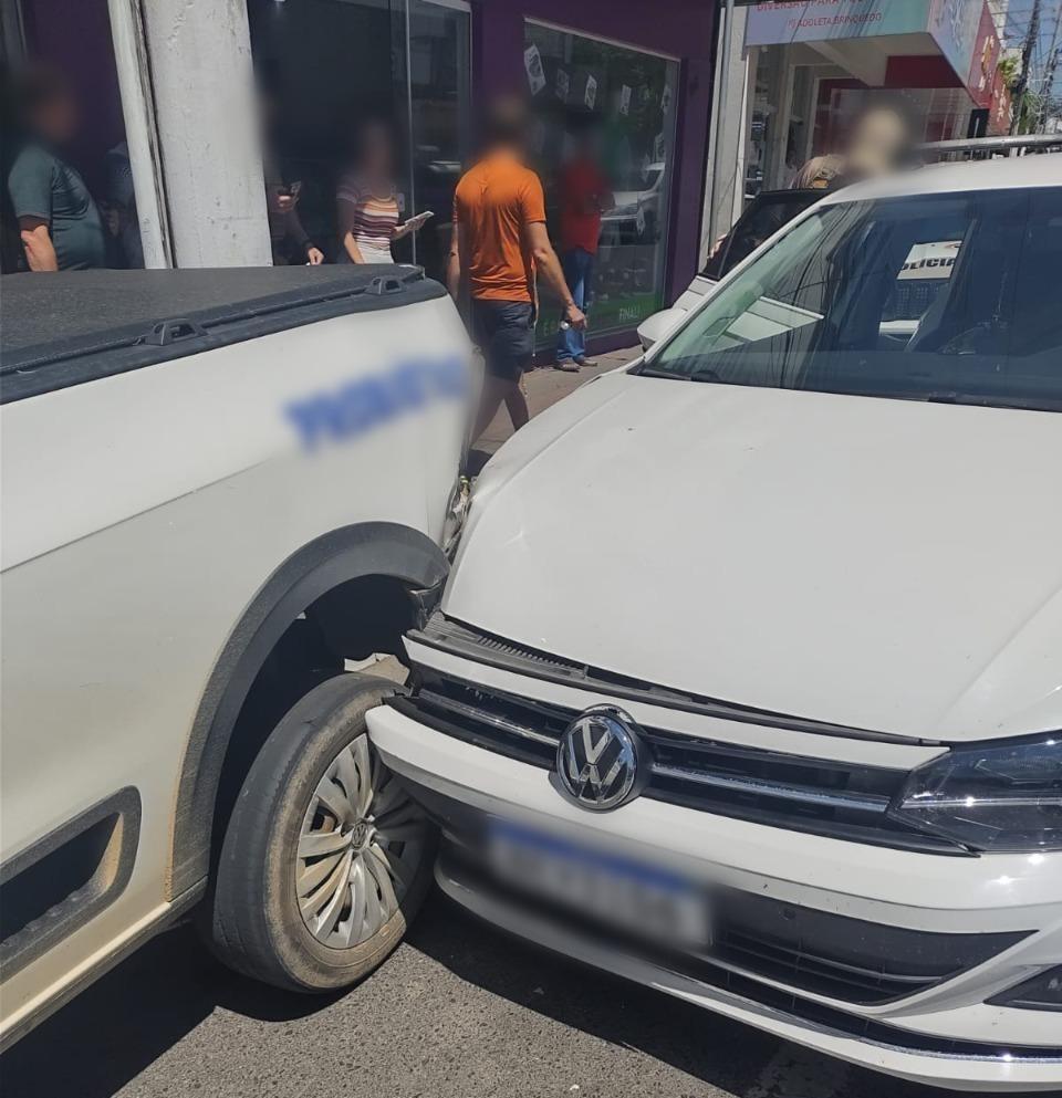 Motorista bate em carro estacionado ao sofrer convulsão 