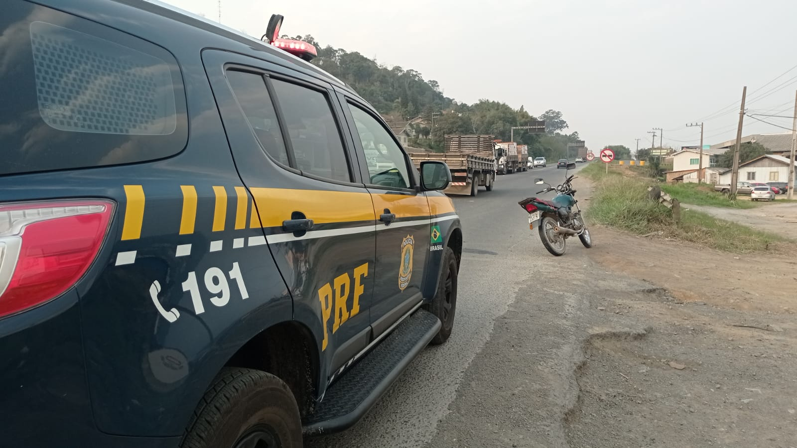 Motorista bate veículo em moto e foge sem prestar socorro as vítimas