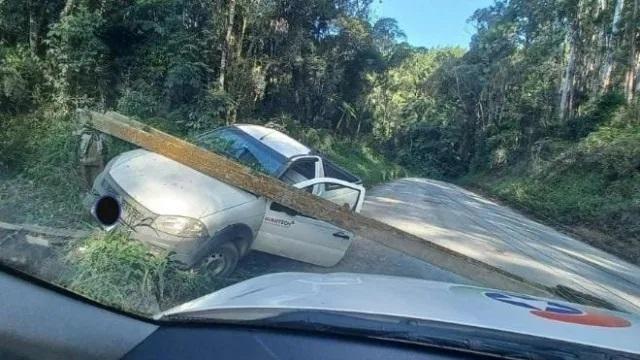 Motorista colide e derruba poste em Atalanta 