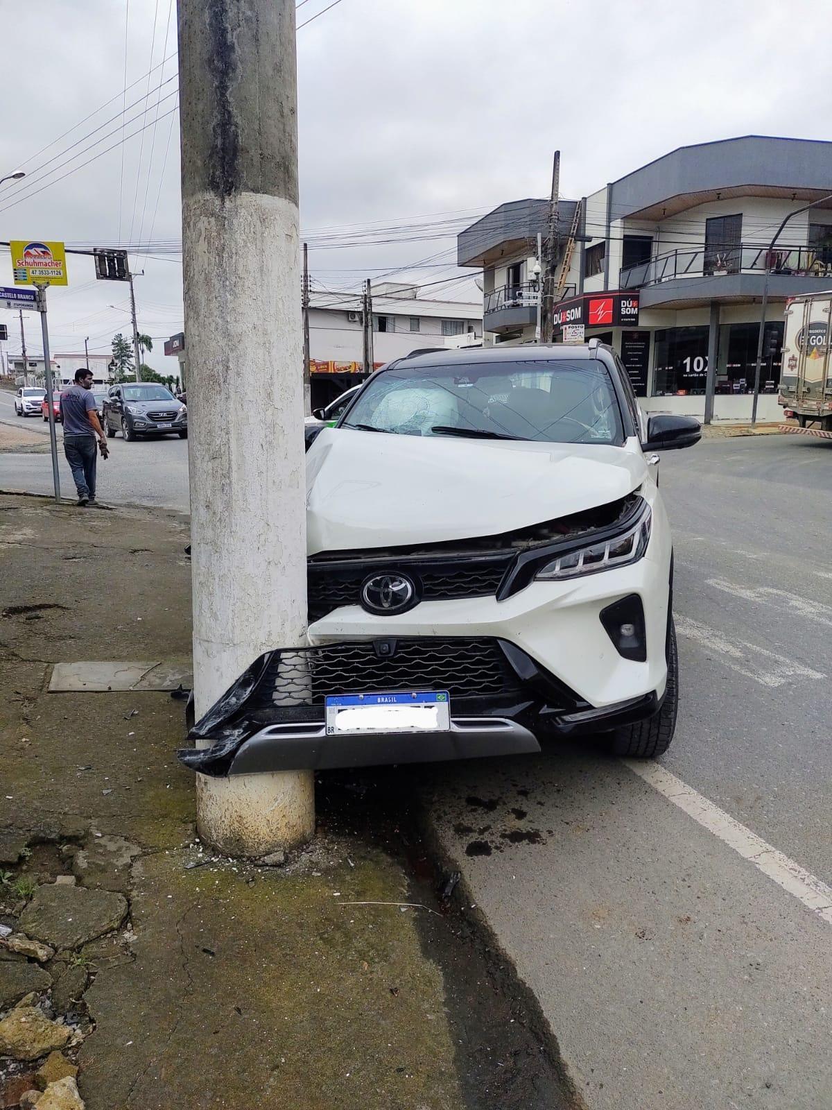  Motorista colide veículo em poste no centro de Ituporanga 
