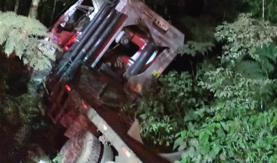 Motorista de caminhão fica gravemente ferido em acidente em Vidal Ramos 