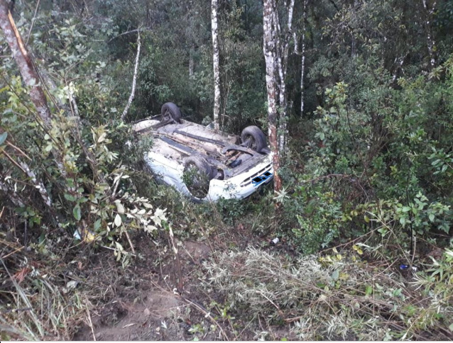Motorista desce ribanceira com carro em Bom Retiro