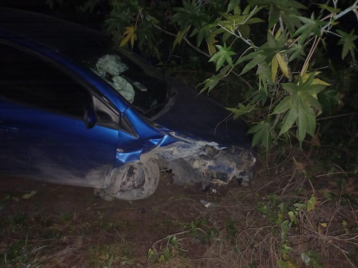 Motorista dorme ao volante e bate veículo em barranco na SC-350 em Aurora
