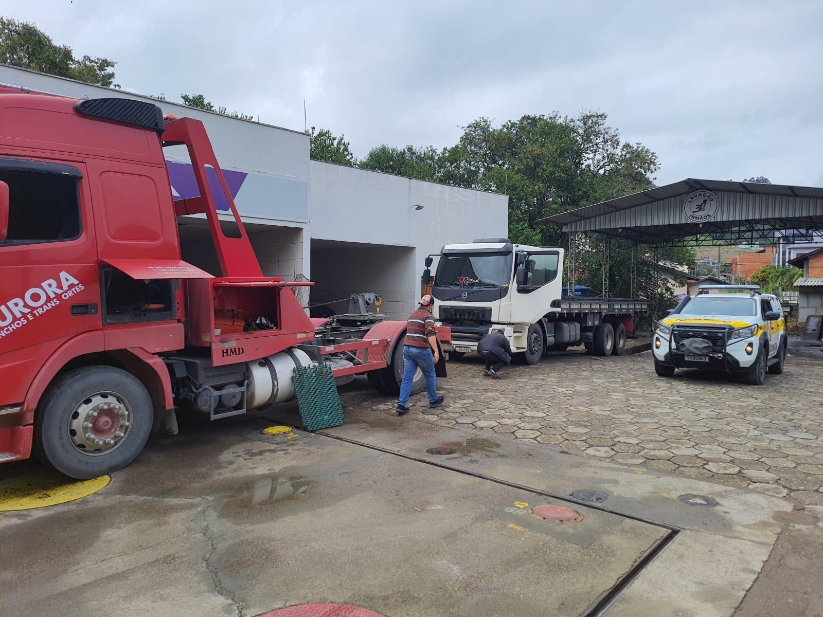 Motorista é preso por falsificação de documento do caminhão