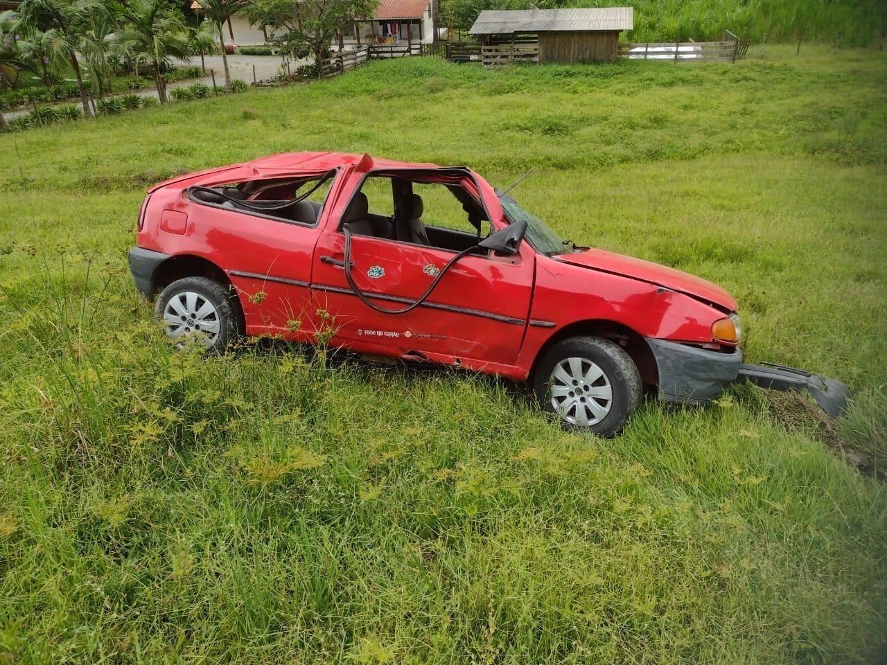 Motorista é resgatado após capotamento em ribanceira em Rio do Sul