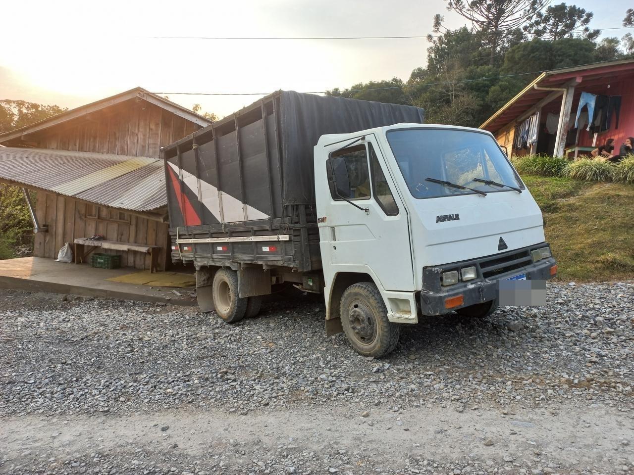 Motorista embriagado colide com caminhão em residência
