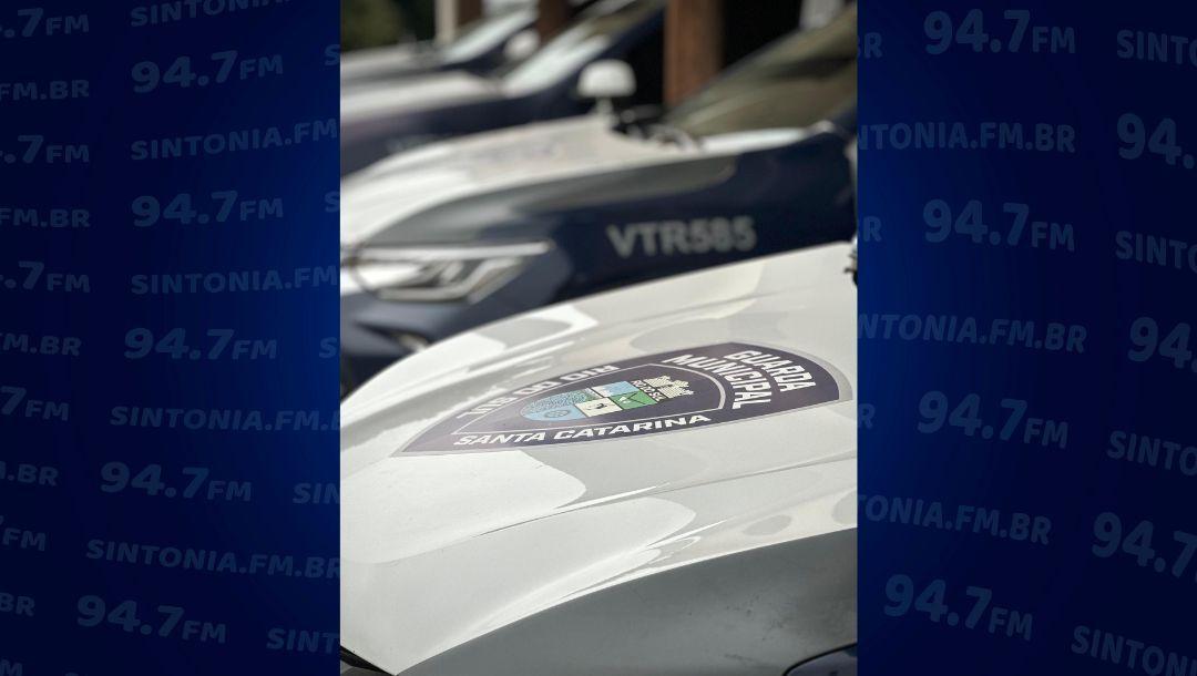 Motorista embriagado colide em barreira, empurra Guarda e é preso