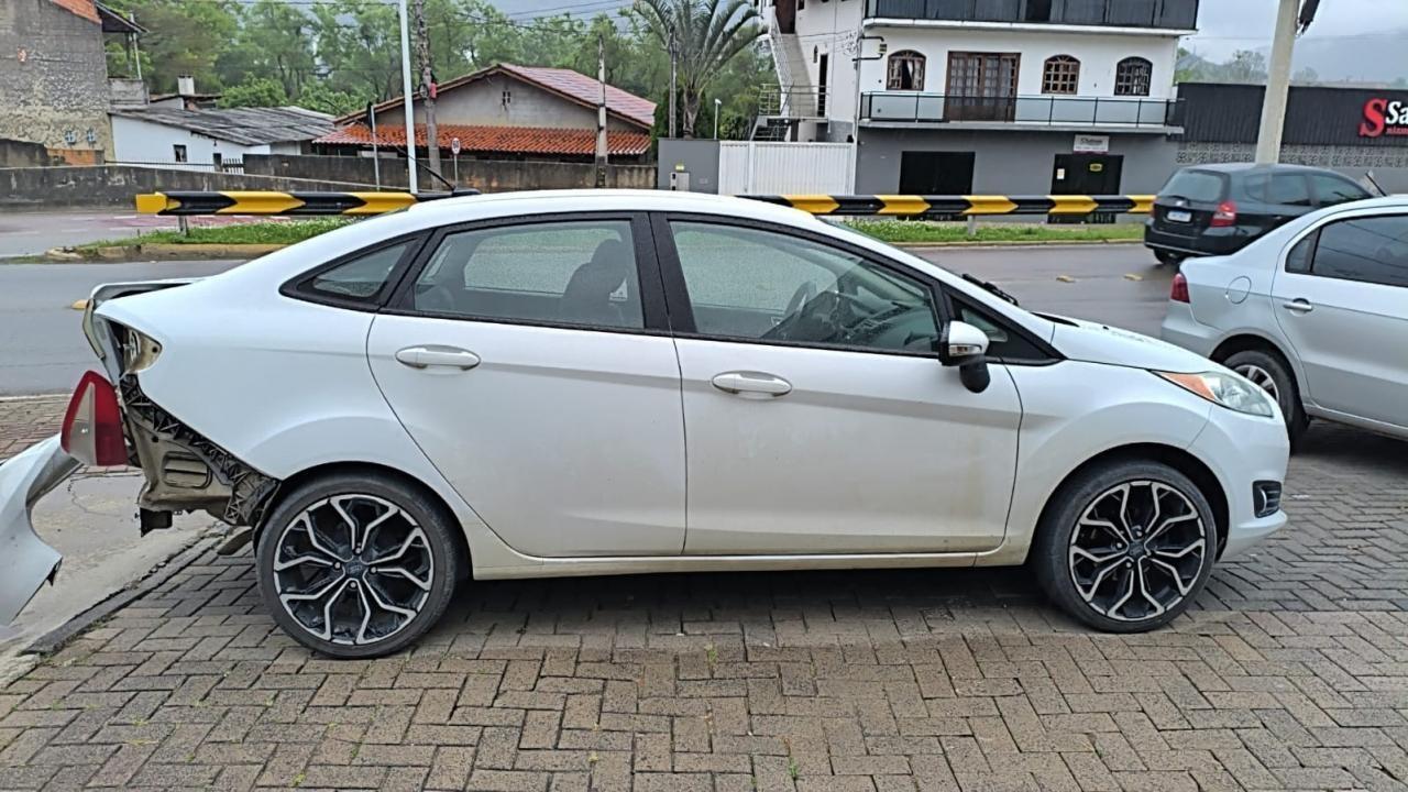 Motorista embriagado e sem CNH provoca acidente e foge para área de mata em Rio do Sul