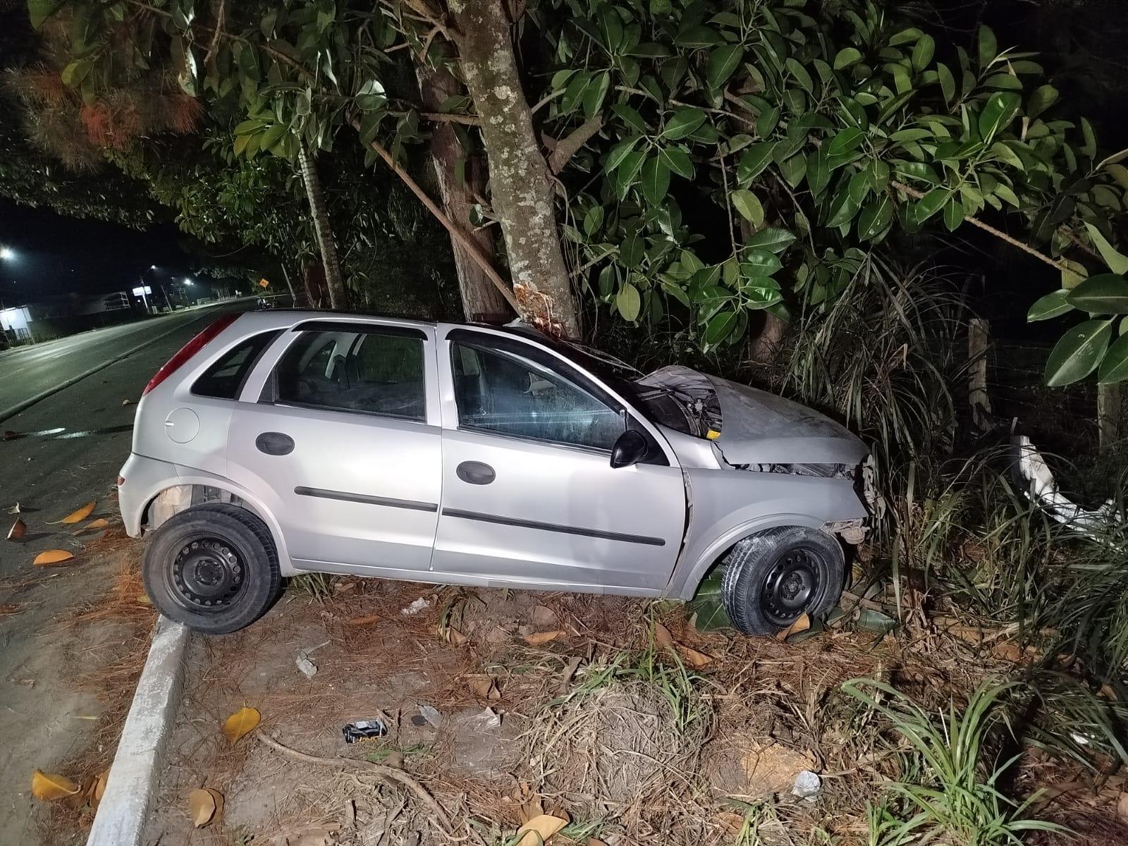 Motorista fica encarcerado após carro sair da pista e colidir contra árvore na SC-350