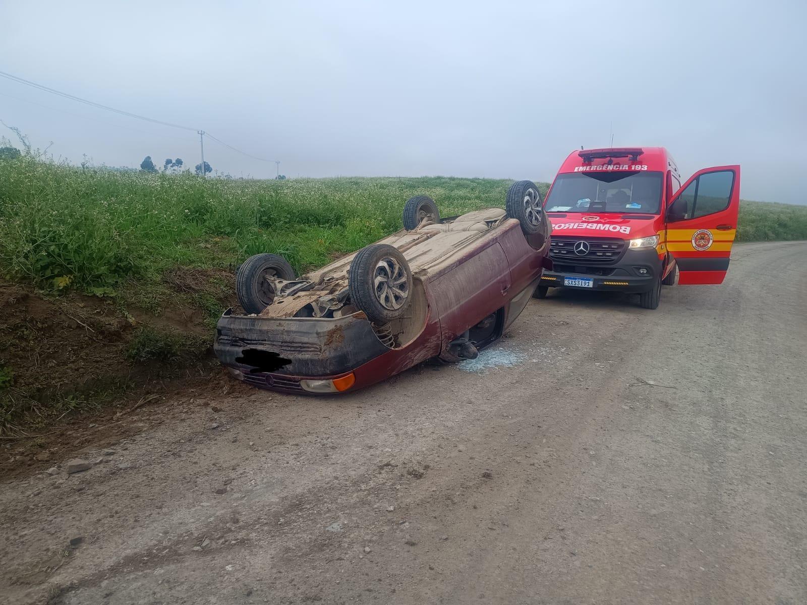 Motorista fica ferida após carro capotar em Pouso Redondo