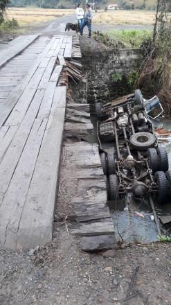 Motorista fica ferido após caminhão cair em riacho