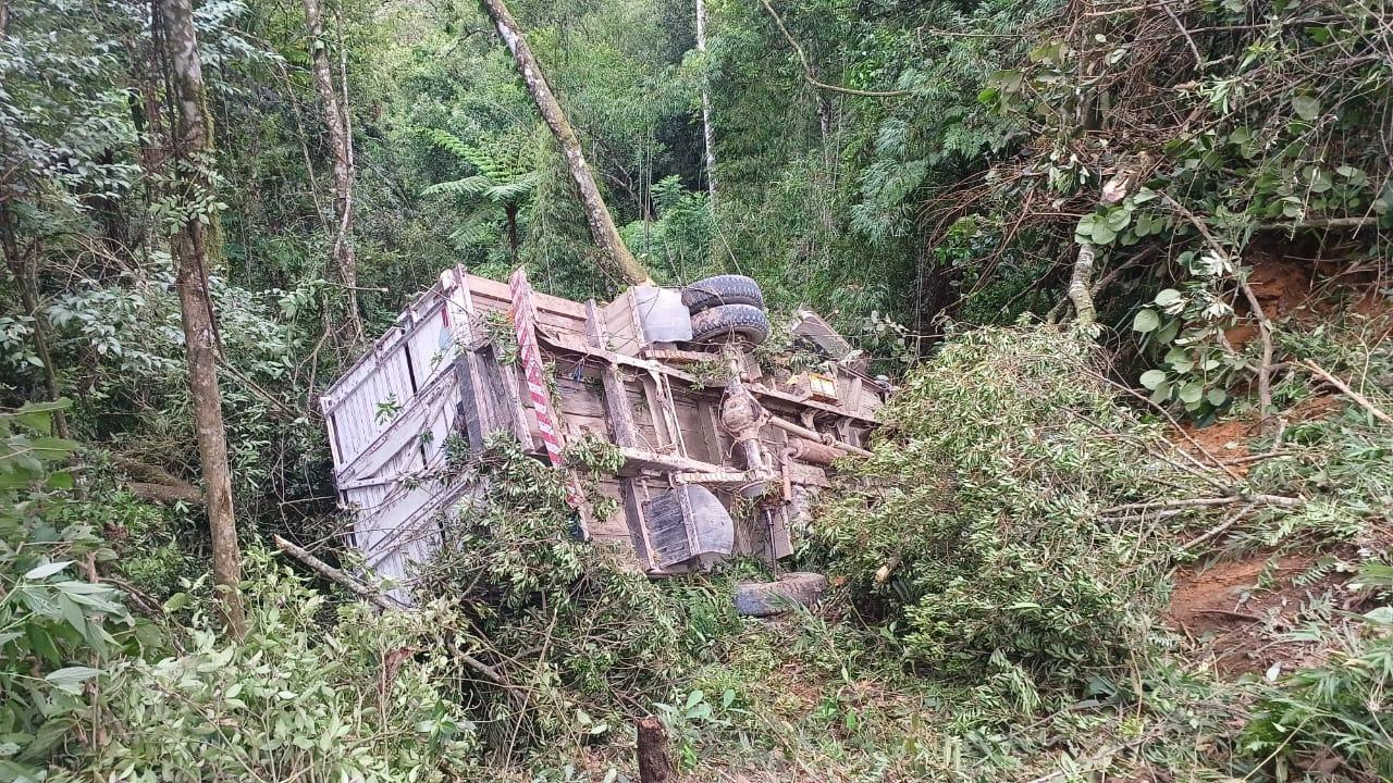 Motorista fica ferido após caminhão sair da pista e capotar na BR-470 em Trombudo Central