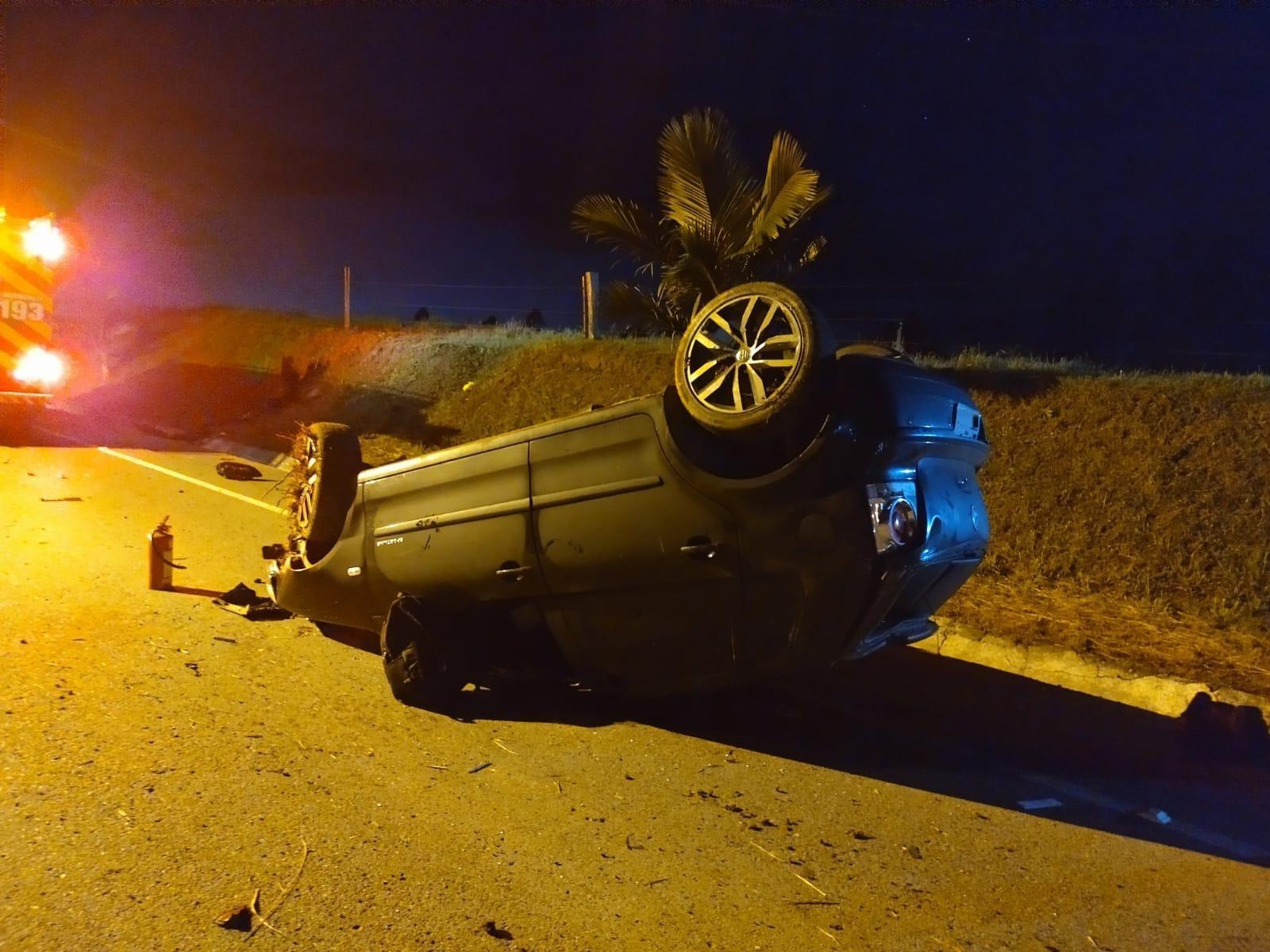 Motorista fica ferido após capotamento na SC-110 em Vidal Ramos