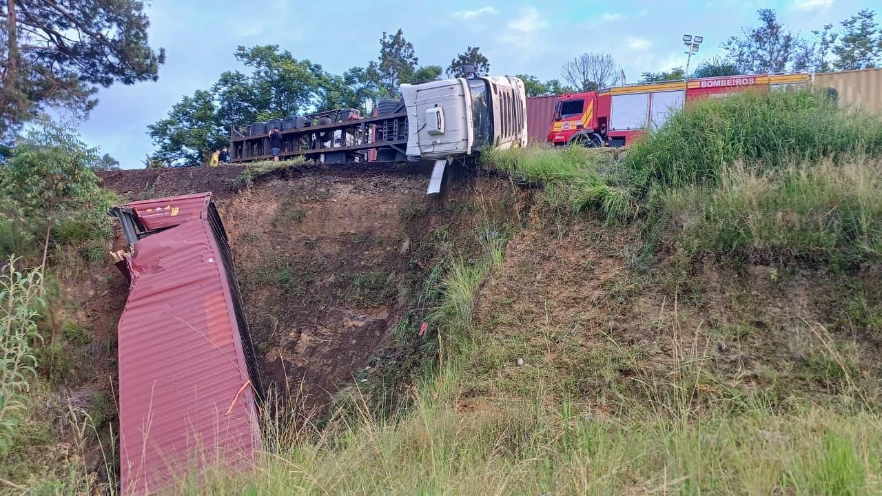 Motorista fica ferido após carreta tombar na BR-470 em Trombudo Central