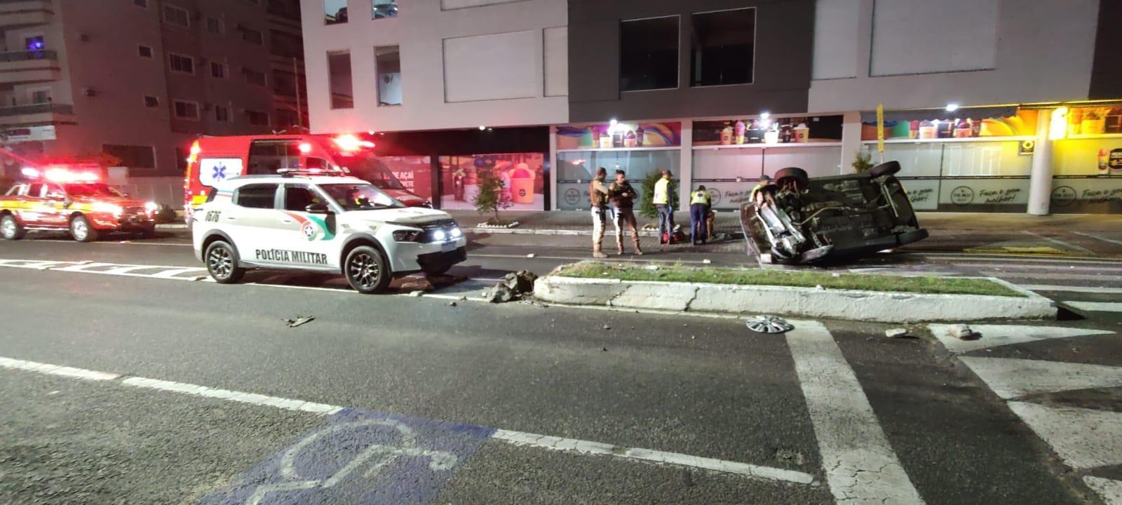 Motorista fica ferido após carro capotar 