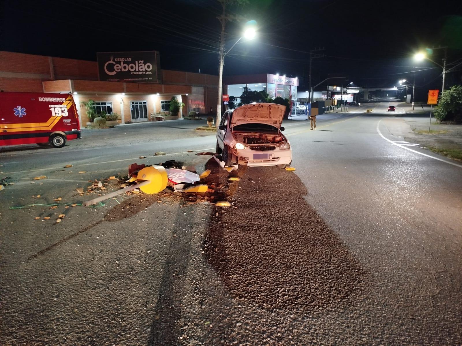 Motorista fica ferido após colisão contra placa na Avenida Brasil em Ituporanga
