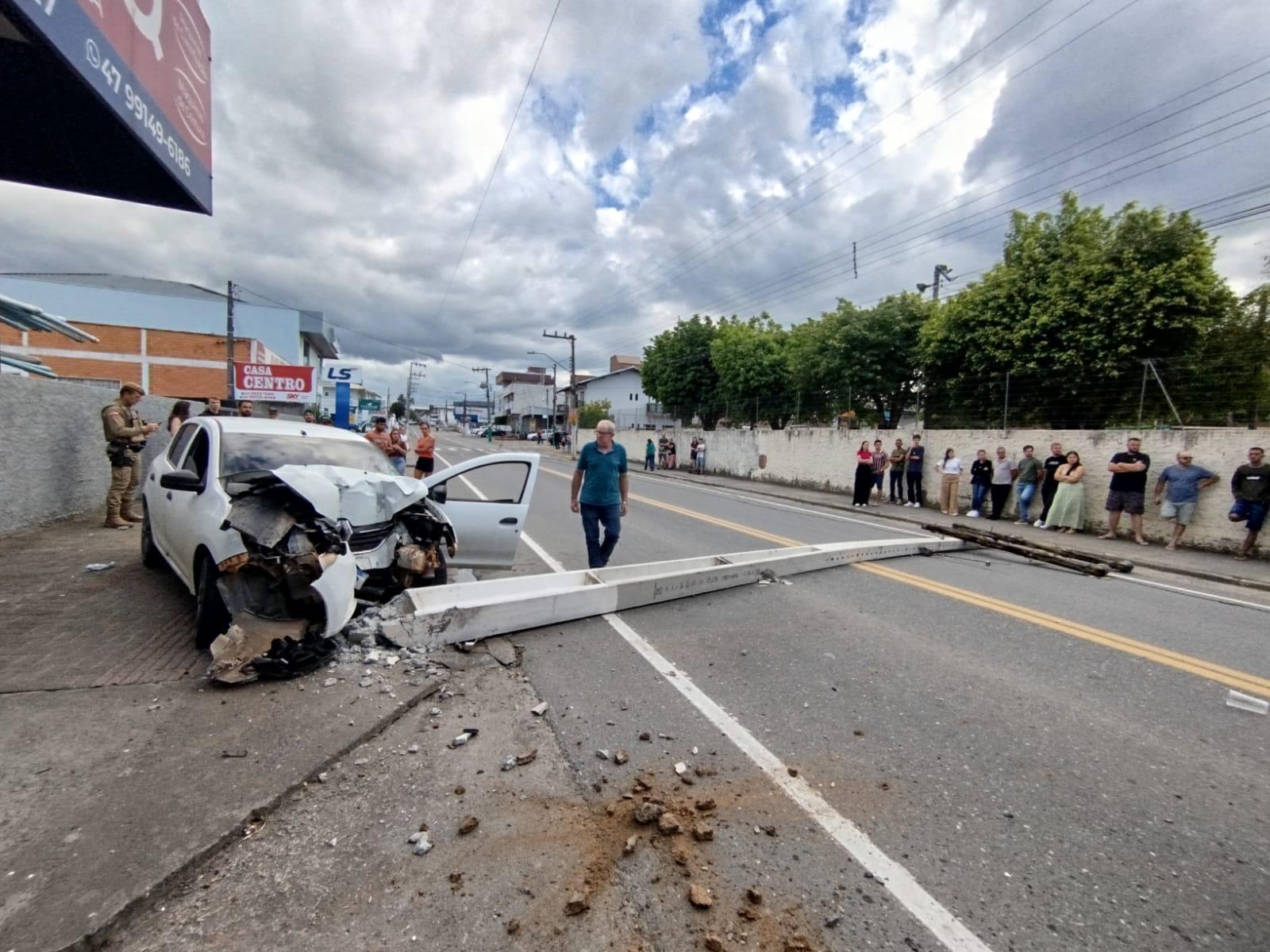  Motorista fica ferido após colisão de veículo com poste no centro de Ituporanga