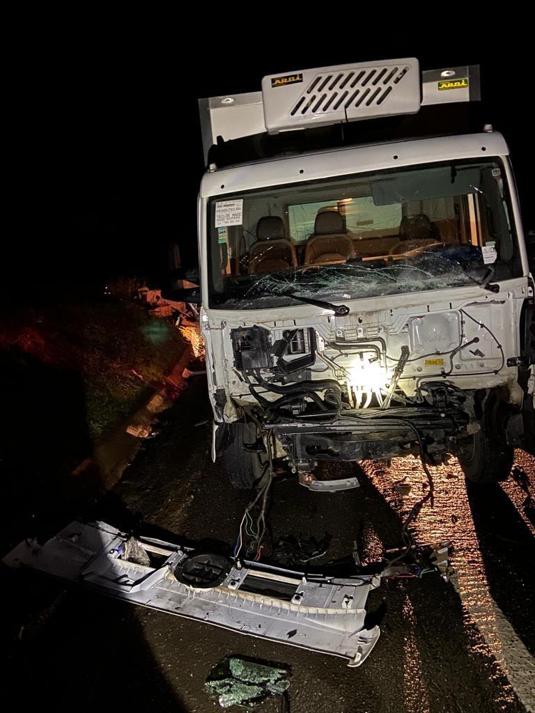 Motorista fica ferido após colisão entre veículo e caminhão em Alfredo Wagner