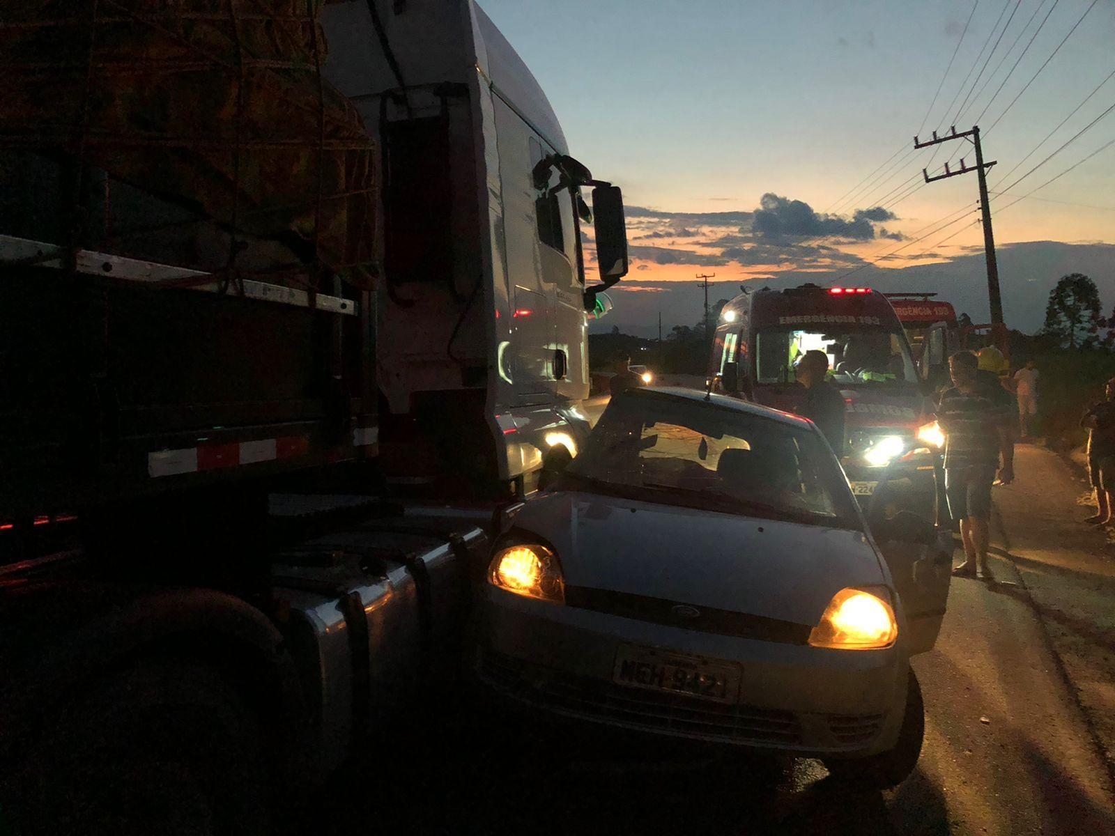 Motorista fica ferido em acidente entre carro e caminhão na SC-110 em Ituporanga