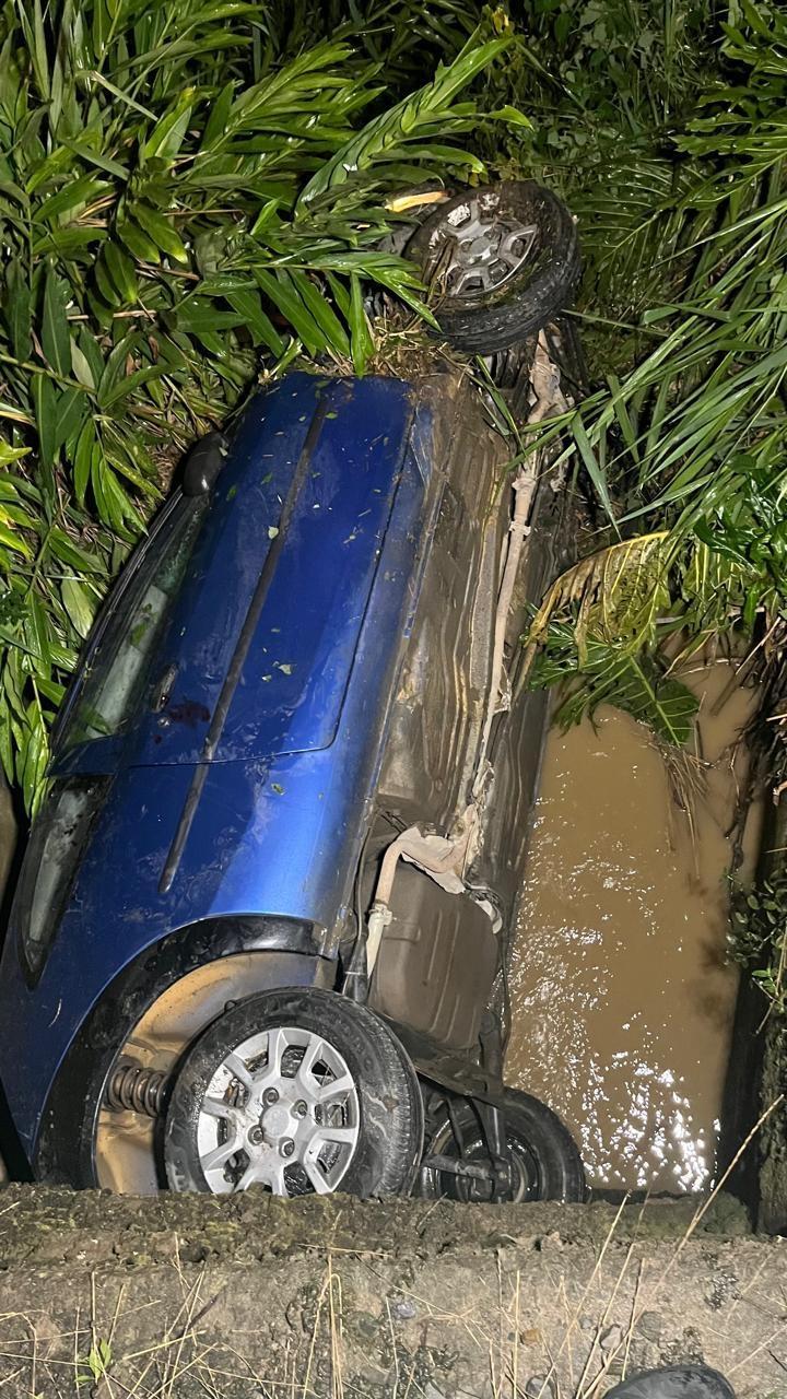 Motorista fica ferido em saída de pista e tombamento em Petrolândia