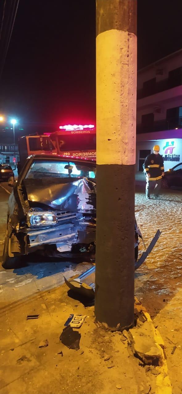Motorista fica gravemente ferido após colisão em poste 