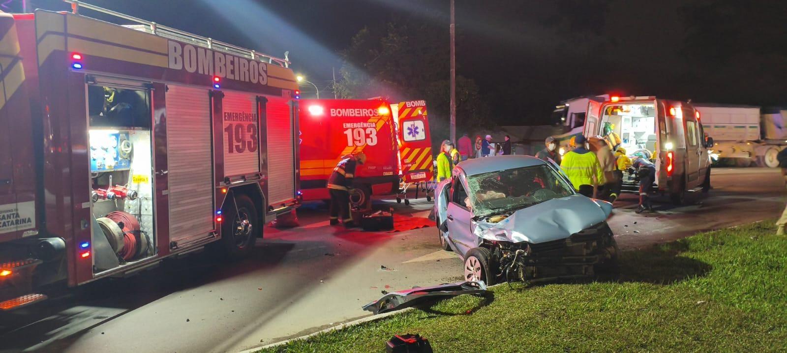 Motorista fica preso às ferragens após colisão entre carro e caminhão na BR-470