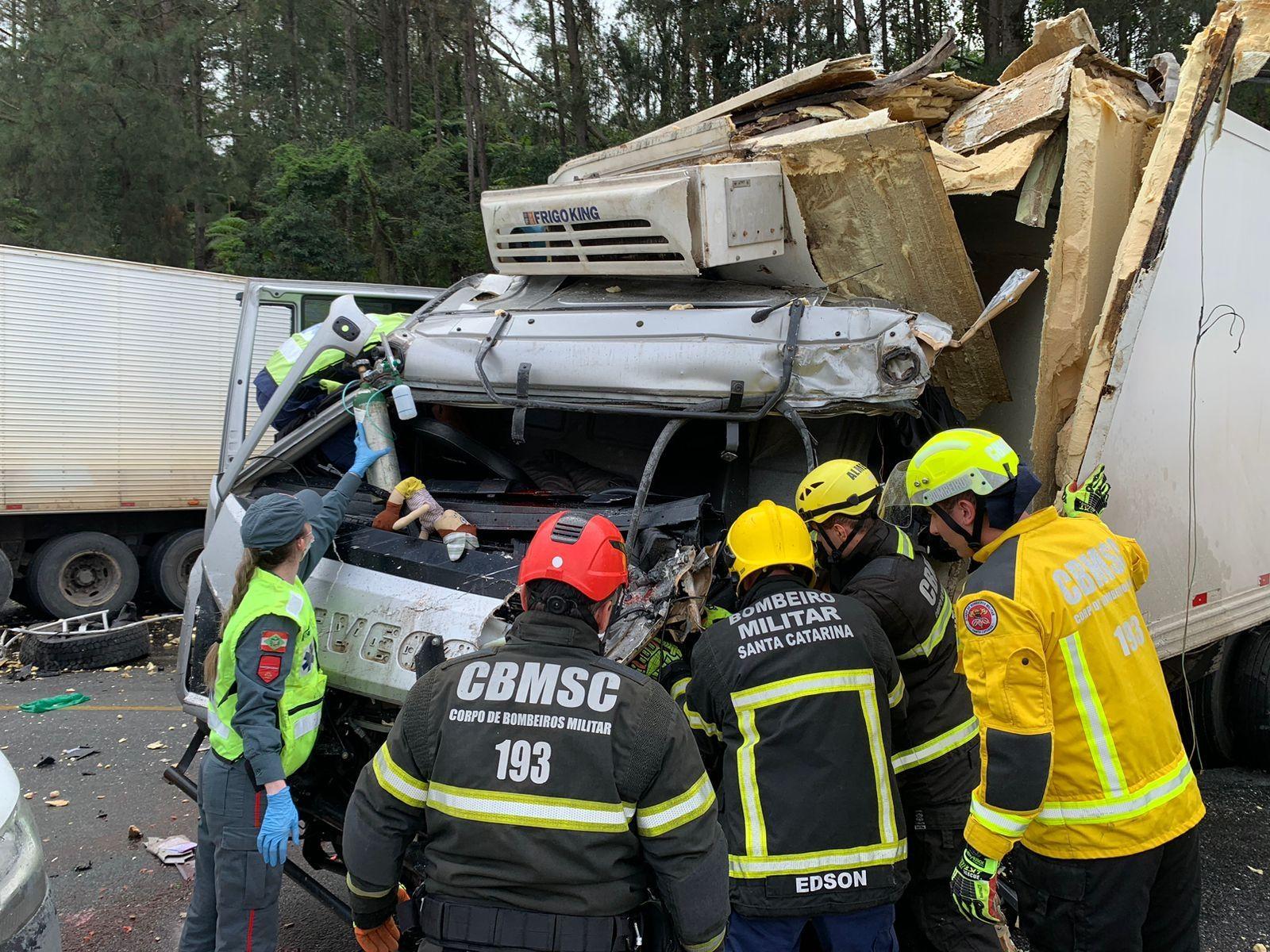 Motorista fica preso às ferragens após colisão na BR-470; Helicóptero dos Bombeiros foi acionado