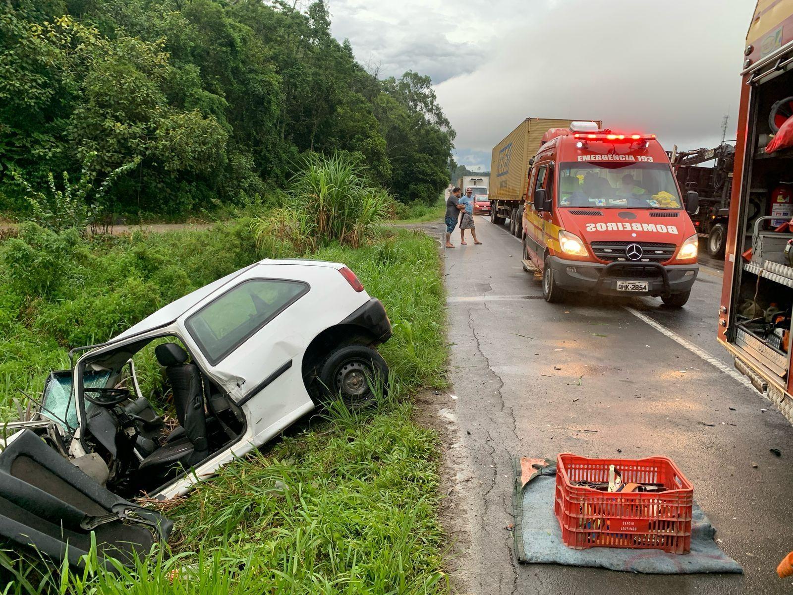 Motorista fica preso às ferragens em colisão na BR-470 em Rio do Sul