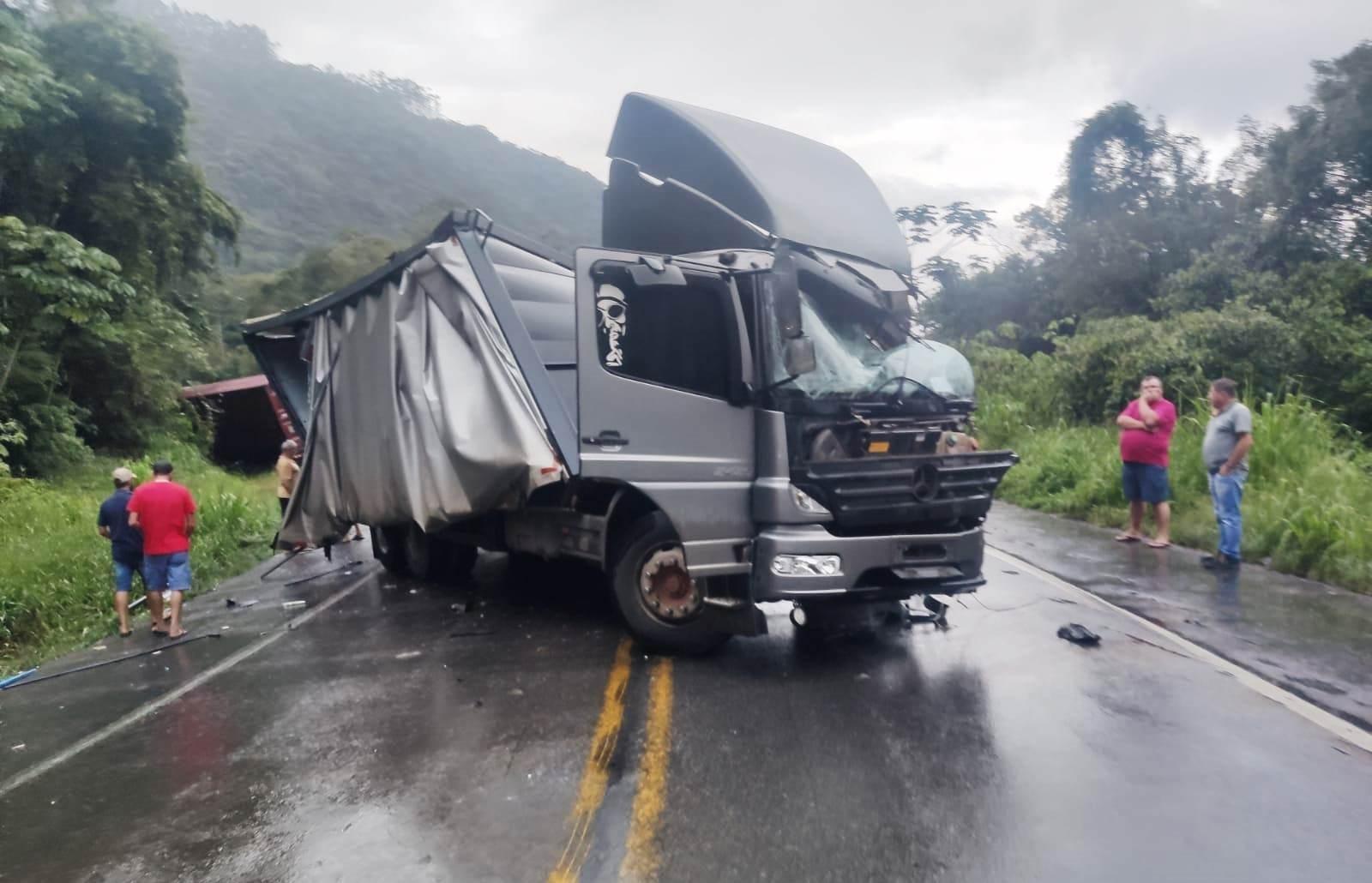 Motorista fica preso nas ferragens após sequência de acidentes na BR-470 no Alto Vale
