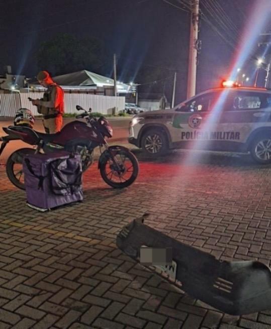Motorista foge após colisão em Ituporanga, mas deixa para-choque e placa no local