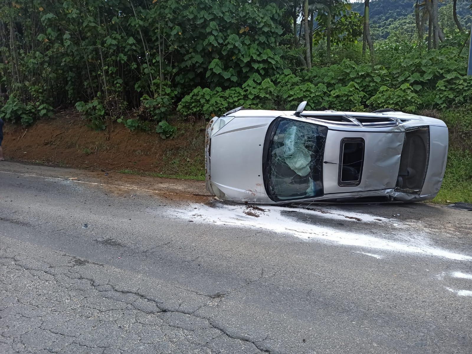 Motorista morre após capotamento e ser ejetado de veículo