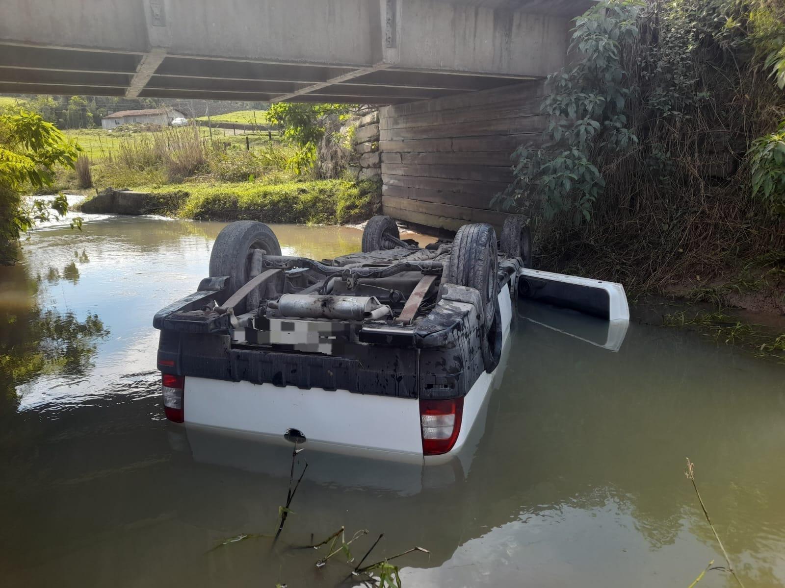 Motorista morre após carro capotar dentro de rio no Alto Vale