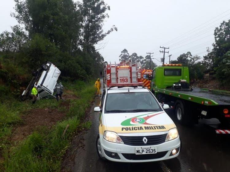Motorista morre após furgão capotar e bater em barranco, no Alto Vale do Itajaí