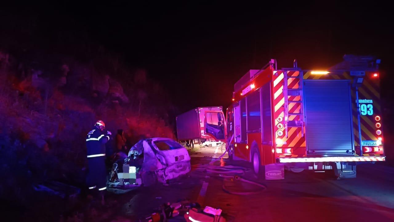 Motorista morre carbonizado em acidente na BR-282