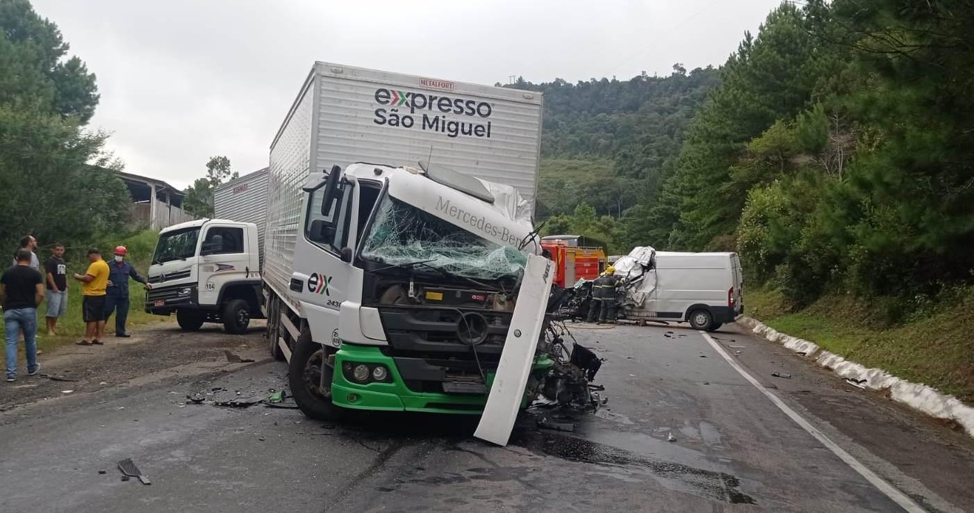 Motorista morre em acidente entre caminhão e van na BR-282, em Alfredo Wagner