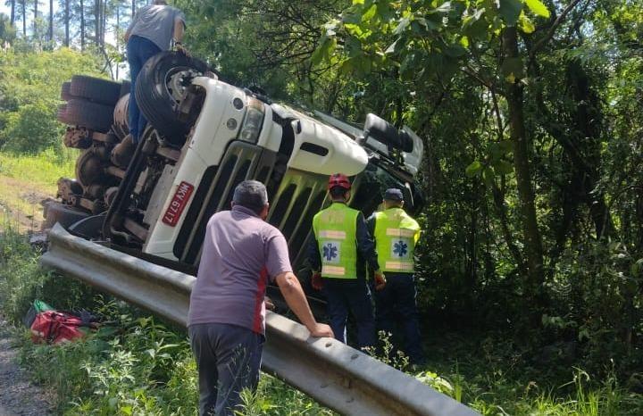 Motorista morre em acidente na BR-470; populares tentaram saquear a carga de frango que estava sendo transportada