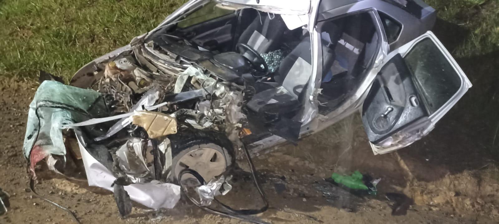  Motorista morre em colisão entre automóvel e caminhão 