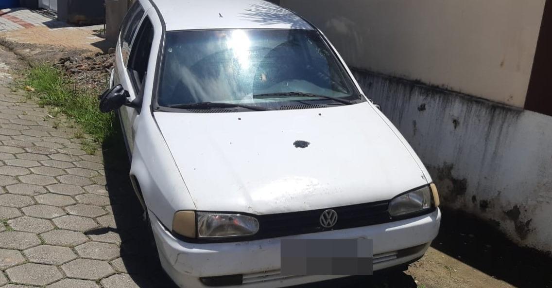 Motorista não obedece ordem de parada e quase atropela policial na BR-470