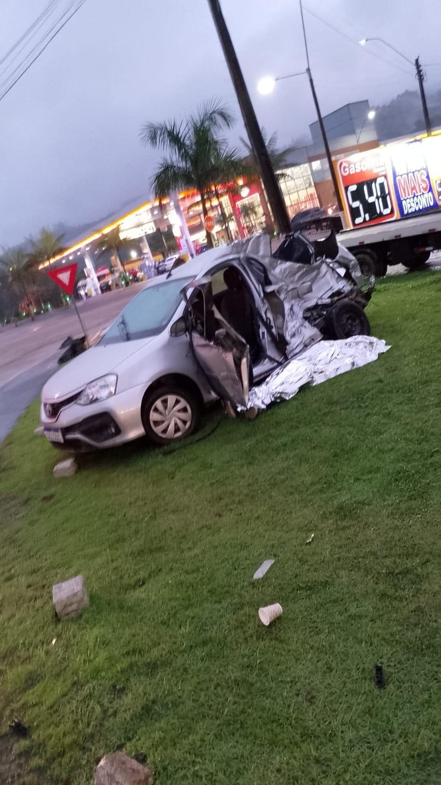  Motorista perde a vida em colisão entre automóvel e caminhão 