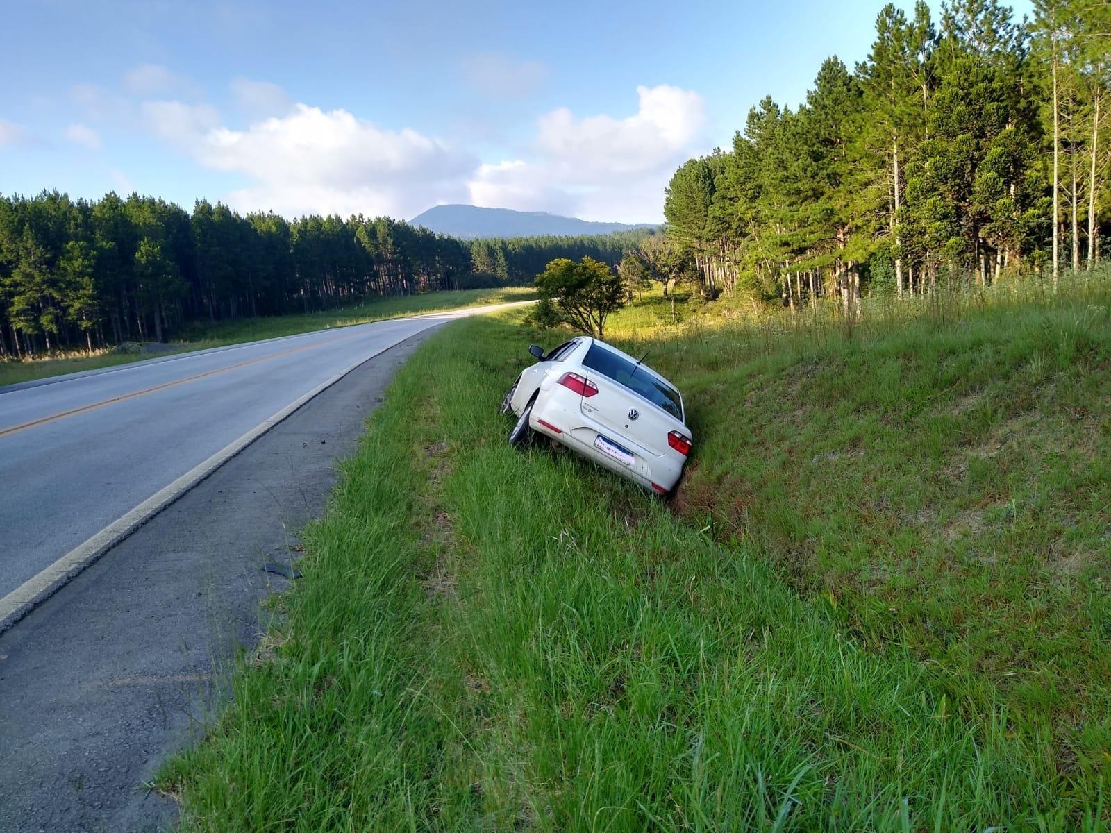Motorista perde consciência e veículo sai de pista na BR-282, em Bom Retiro