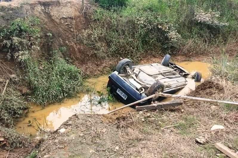 Motorista perde controle do carro, cai em córrego e morre afogado em Agronômica
