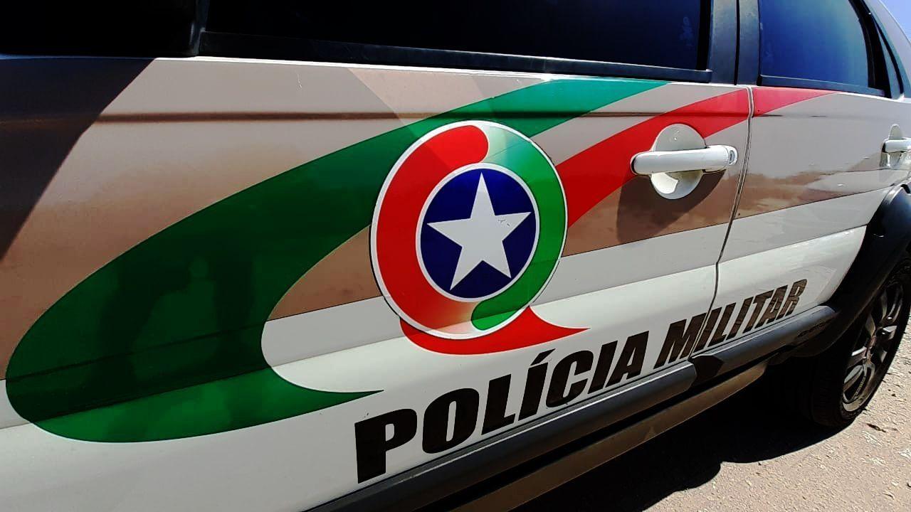 Motorista perde controle e colide contra árvore e poste no Centro de Atalanta